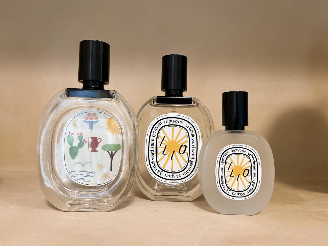 Diptyque2023限量暖陽淡香水 100ml/4,800元，香水背後為繽紛插畫(圖左)、2023限量暖陽髮香噴霧30ml/1,950元。