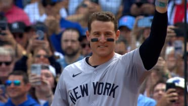 Cubs fans give Anthony Rizzo a huge ovation