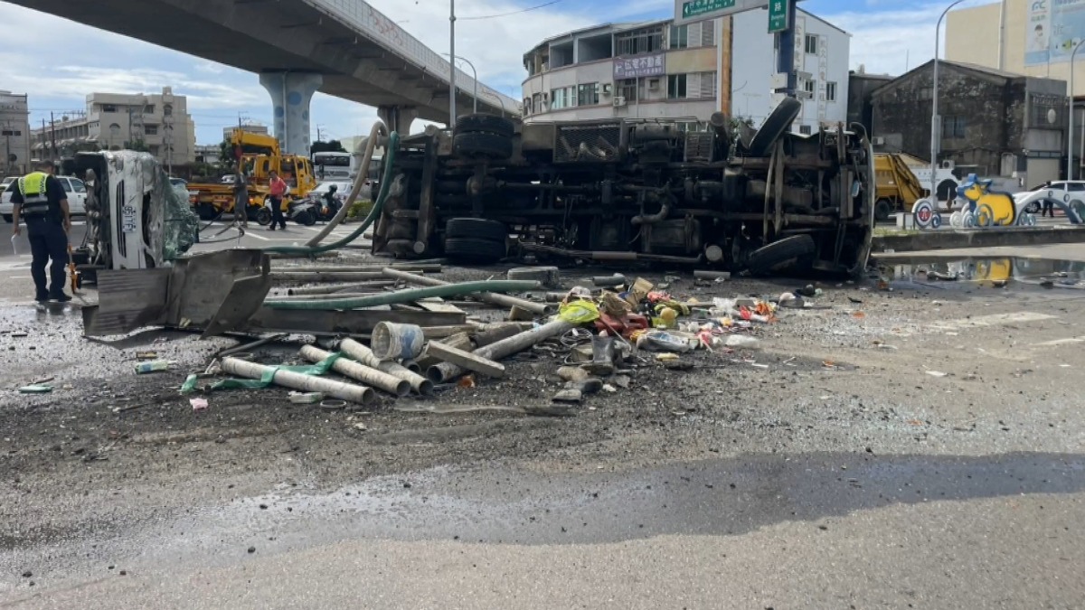 水泥車橫躺在路口，被碾壓的白色轎車車頭、車頂全毀。（圖／東森新聞）