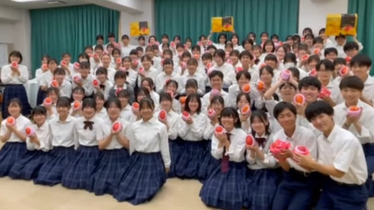 文化總會寄送當季新鮮芒果，給日本高校翡翠騎士、橘色惡魔。（圖／翻攝自 中時最即時）