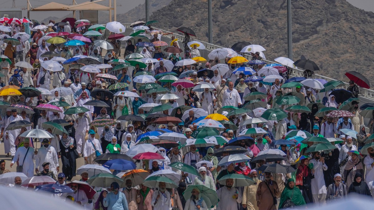 由於當地天氣飆出51.8度，參加麥加朝聖大多數的民眾都為了遮陽而撐傘。（示意圖／Pixabay）