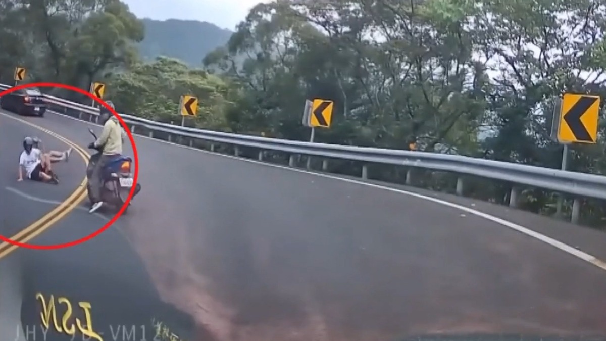 北宜公路上有雙載機車，經過九彎十八拐時自摔，騎士和乘客兩人抱在一起，滾地好幾圈。（圖／翻攝自WoWtchout - 地圖型行車影像分享平台）