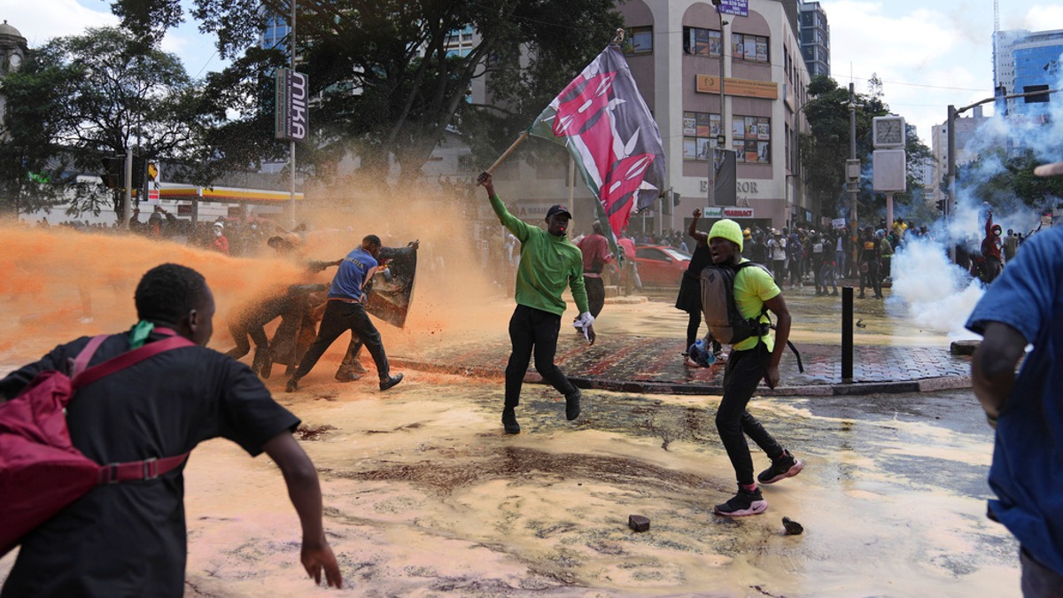 肯亞民眾因為不滿政府加稅，與警方爆發衝突。（圖／美聯社）