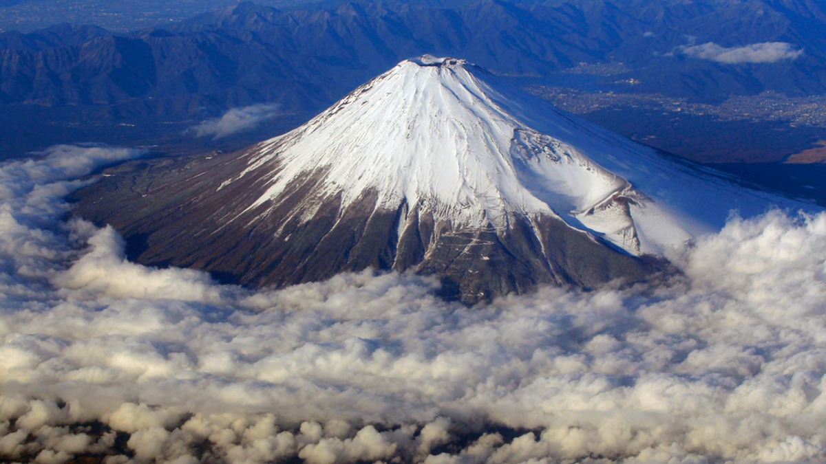 富士山是日本一座橫跨靜岡縣和山梨縣的活火山。（圖／美聯社）