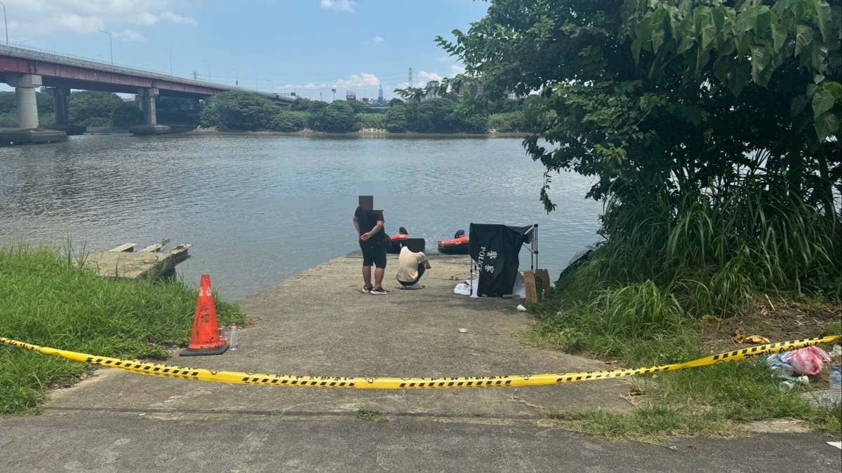 新北板橋連接北市萬華的華江橋下驚現浮屍，警方急忙到場處理。（圖／東森新聞）