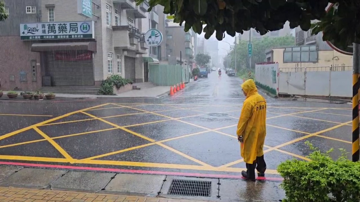 中央氣象署今（2）日15時40分，針對「南投縣」發布「大雷雨即時訊息」，提醒民眾留意雨勢。（圖／中央氣象署）