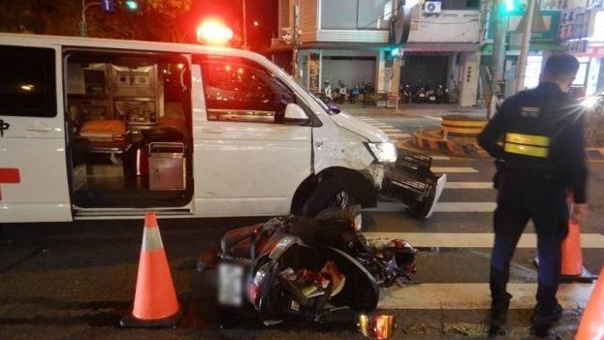 台中市今年3月發生1起死亡車禍，1輛民間救護車與騎機車的施姓男大生發生碰撞，導致騎士頭部重創不治。（圖／警方提供／CTWANT）