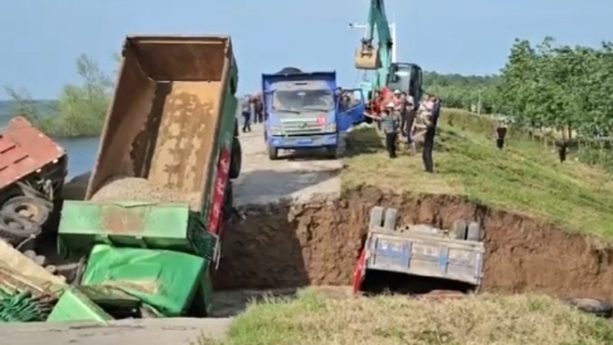 大陸山東荷澤出現龍捲風，捲起大量碎片、吹翻車輛，讓車主好心痛；另外，湖南的洞庭湖因為連日大雨水位上漲，導致有堤防潰堤。（圖／翻攝自老廬點評 微博）