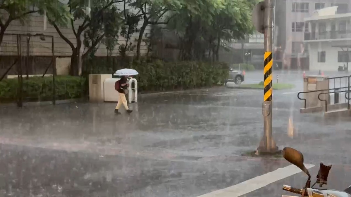 中央氣象署今（6）日14時46分，針對2縣市發布大雷雨即時訊息，提醒民眾留意雨勢。（圖／東森新聞）