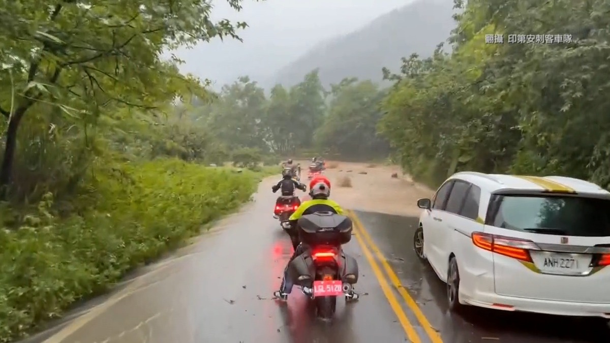 重機車隊上山參加活動，卻遇上泥流。（圖／翻攝自印地安刺客車隊）