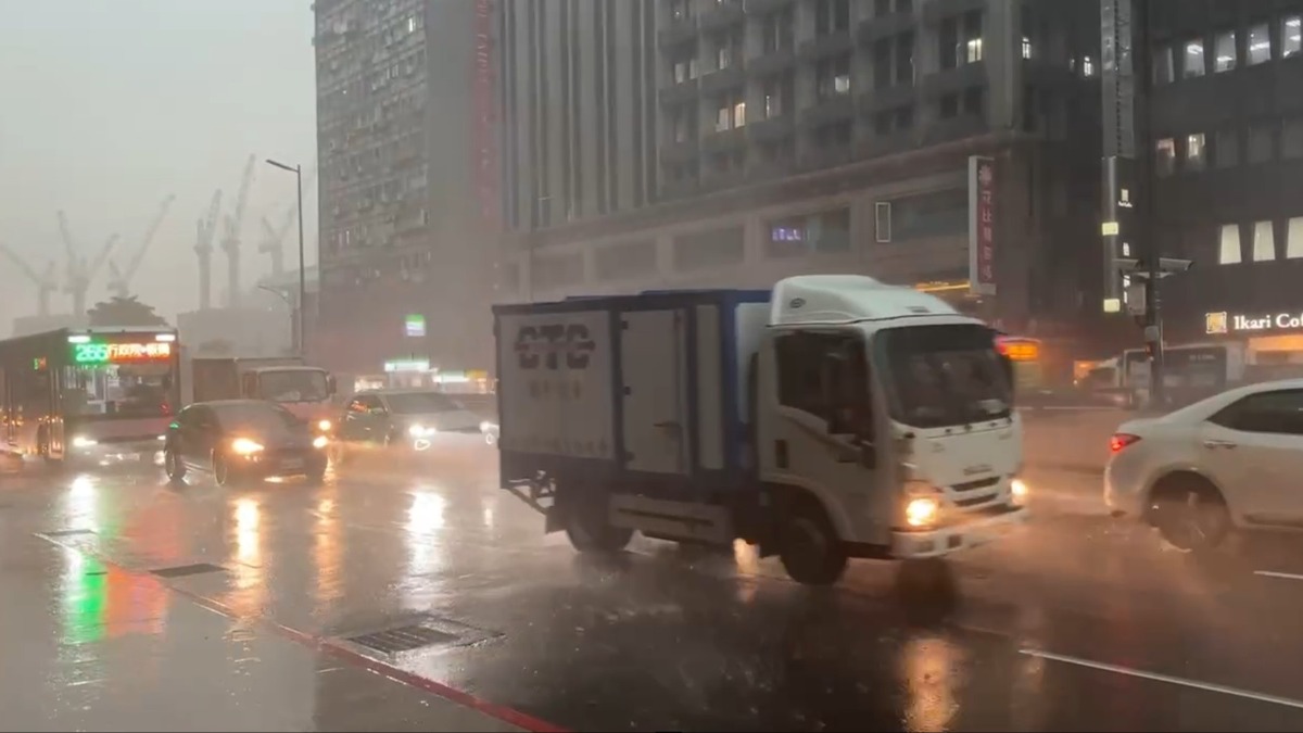 北市今天大雨狂轟，不斷打雷。（圖／東森新聞） 