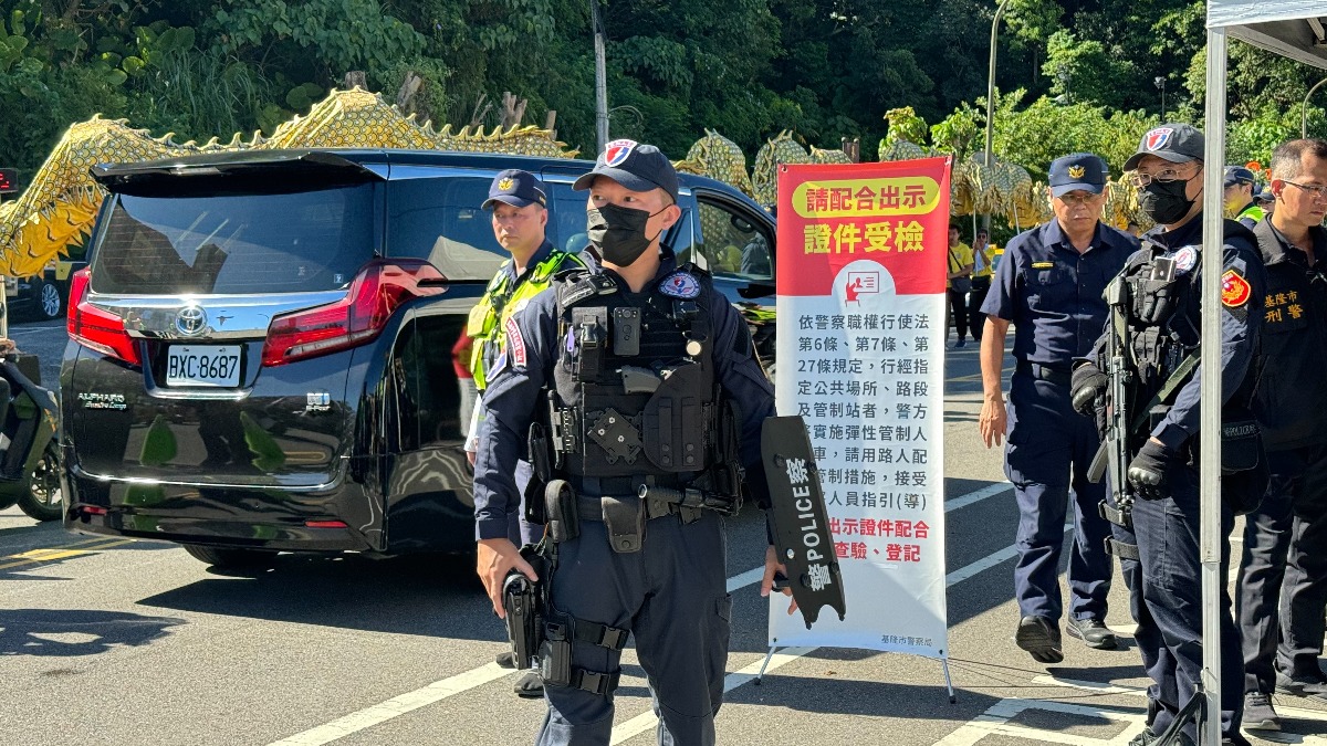 警方嚴陣以待。（圖／翻攝畫面）