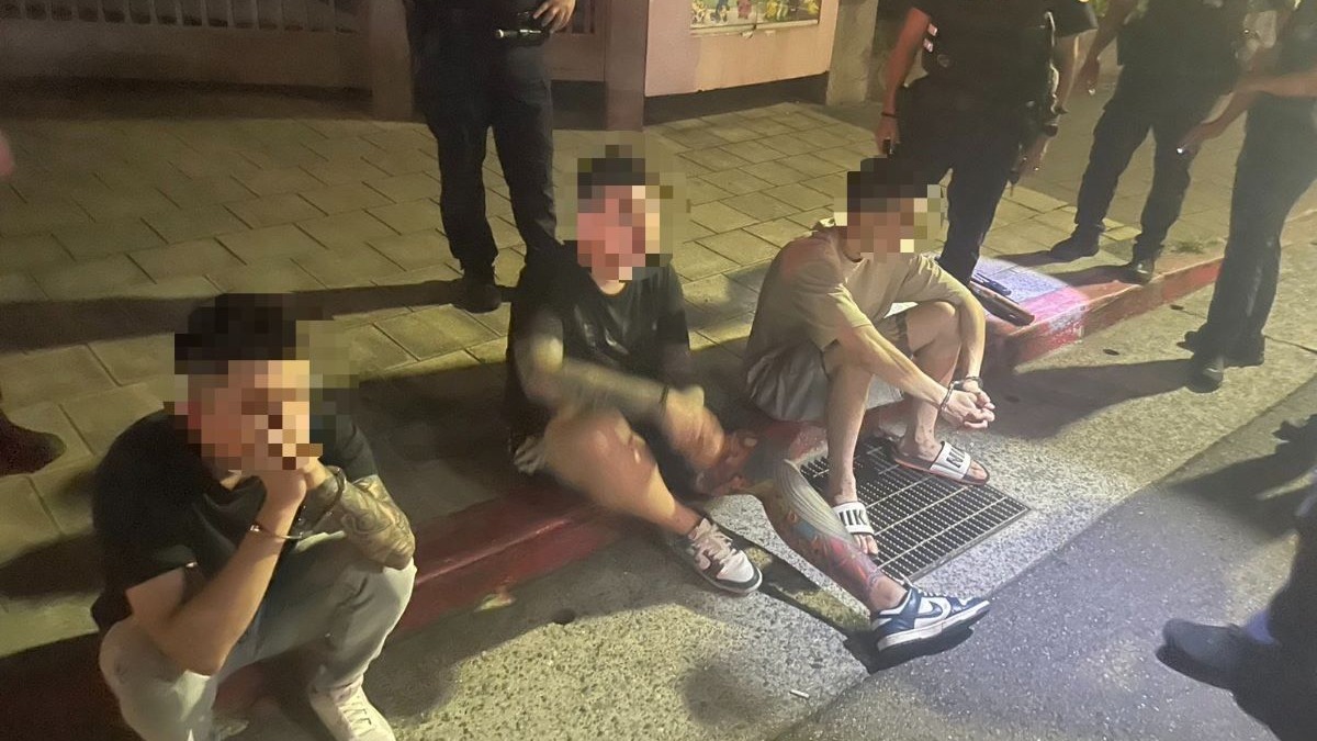 內湖警方前天深夜盤查一輛可疑車輛，發現車上男子上衣滿是血跡，未料詢問其傷勢時，旁人卻搶著幫忙回答「是他自己跌倒」，反倒讓警方偵破暴力討債案。（圖／翻攝畫面）