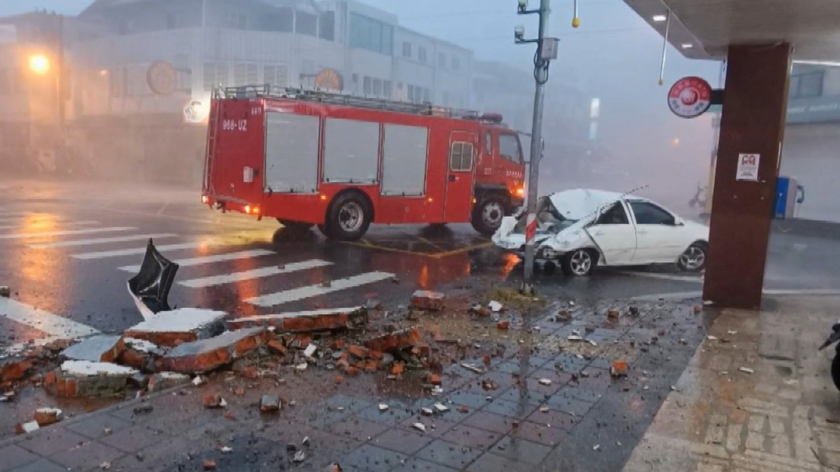 花蓮美崙一輛車，慘遭女兒牆砸中，釀1死1傷。（圖／東森新聞）