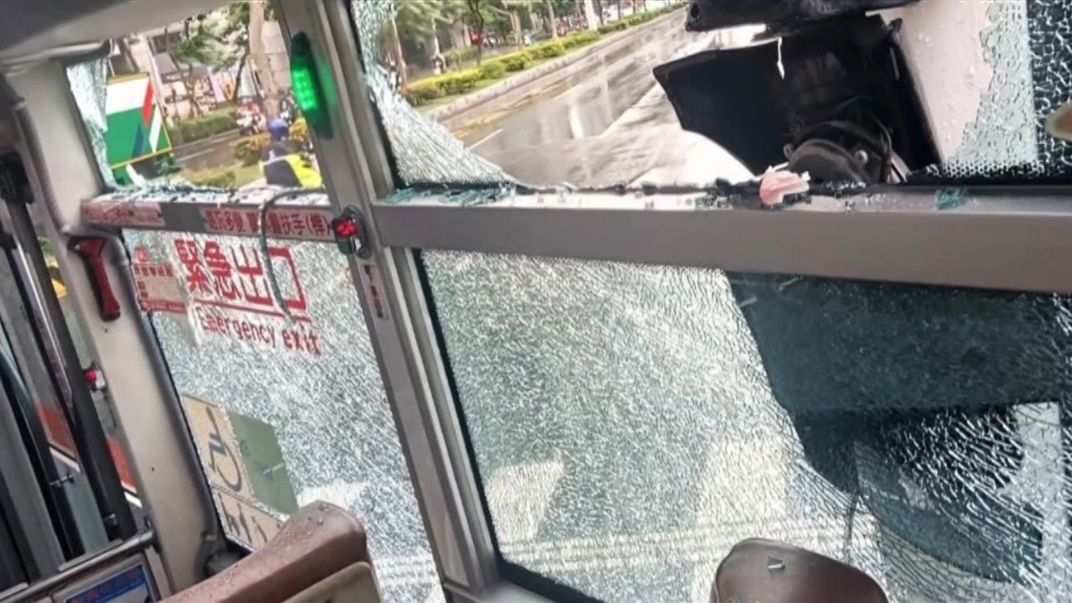 2台公車疑似是因為沒有抓好車距，發生碰撞，導致前車的玻璃碎滿地。（圖／東森新聞）