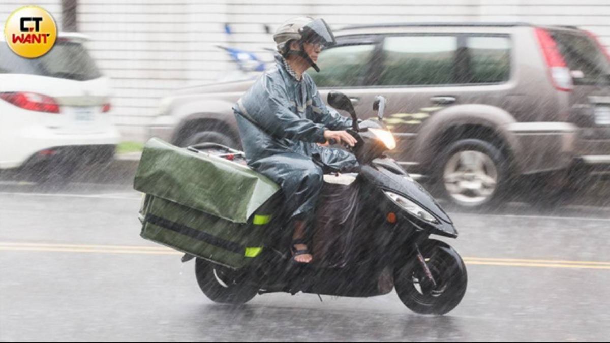 氣象署預報，今（6日）水氣仍偏多，環境吹東南至偏南風，迎風面的南部及東半部地區不定時有短暫陣雨。（示意圖／CTWANT）