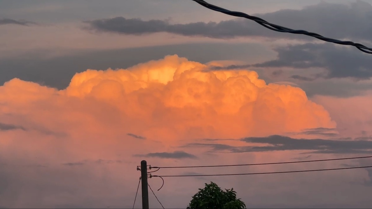 台東傍晚驚現火燒雲。（圖／東森新聞） 