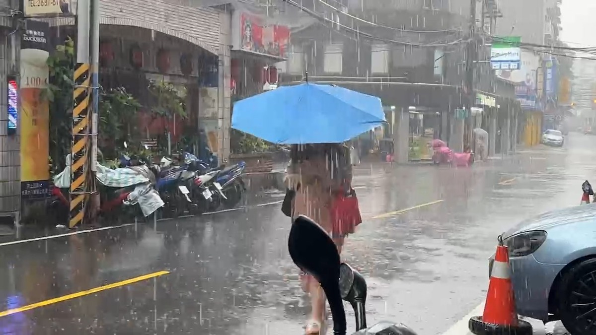 目前台灣各地風雨交加，民眾外出時要多注意安全。（圖／東森新聞）