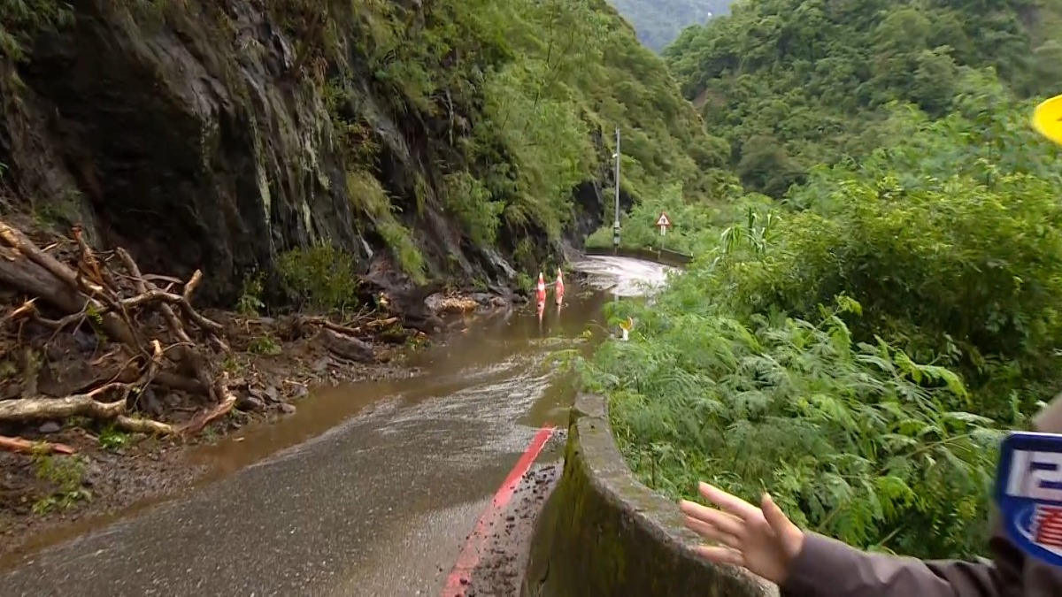 山陀兒來襲，小天祥台23線道路坍方，讓部落成為孤島部落，因為這是他們的唯一聯絡道路。（圖／東森新聞）