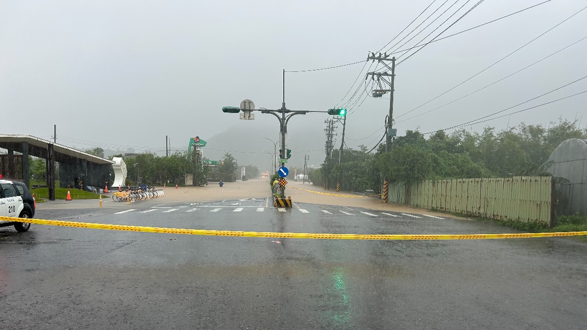 警方在現場拉起封鎖線。（圖／翻攝畫面）