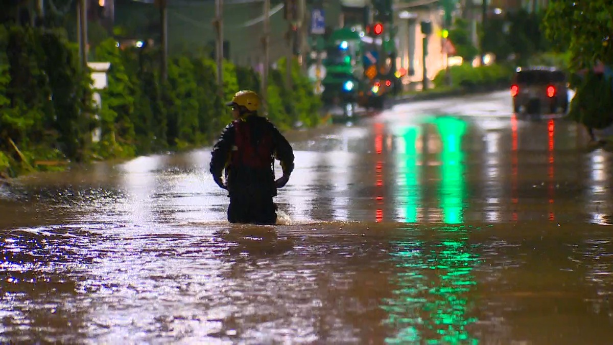 山陀兒颱風為台灣北部帶來雨勢，新北市北海岸萬里、金山等地區，因為豪大雨出現嚴重積淹水災情。（圖／東森新聞）