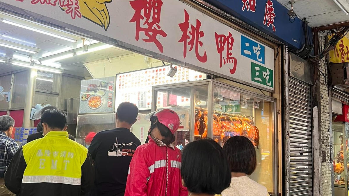 颱風天未到飯點消防員「穿制服」買飯，遭PO網公審。（圖／翻攝《匿名公社》社團）