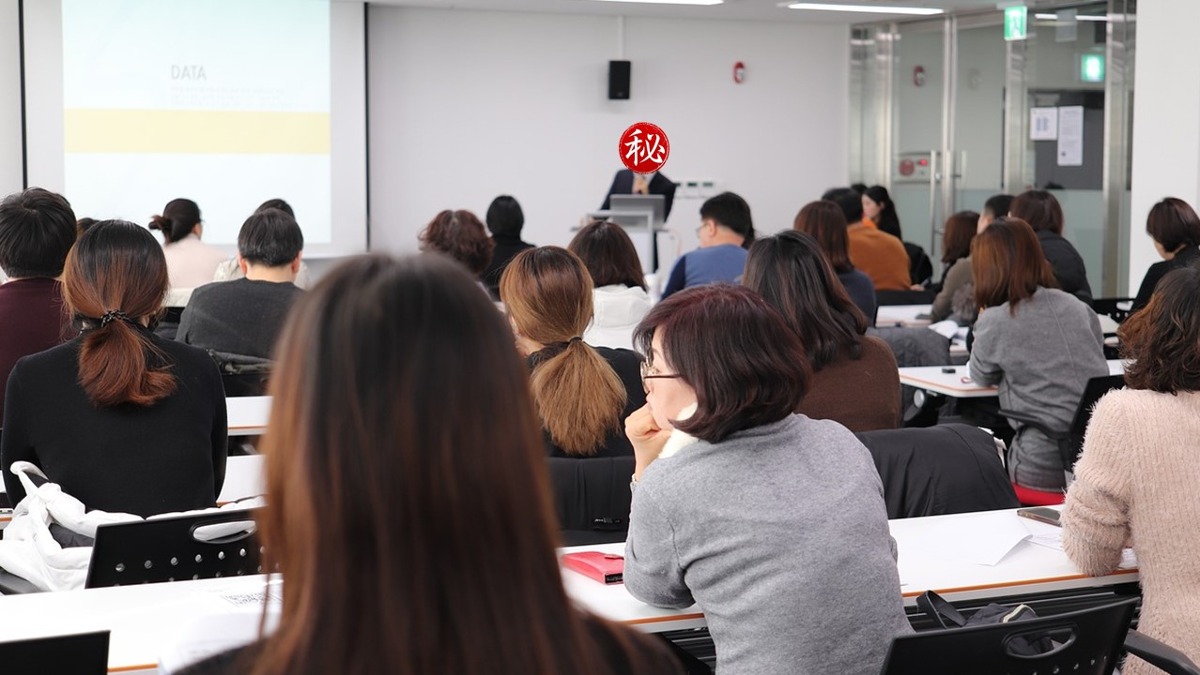 中原大學女學生拍下帥氣男老師上課模樣，引發網友按讚。（示意圖／翻攝自pixabay）