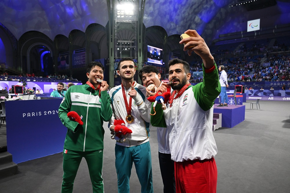 Samsung-Mobile-Paris-2024-Paralympics-Galaxy-Z-Flip6-Olympic-Edition-Victory-Selfie_main1