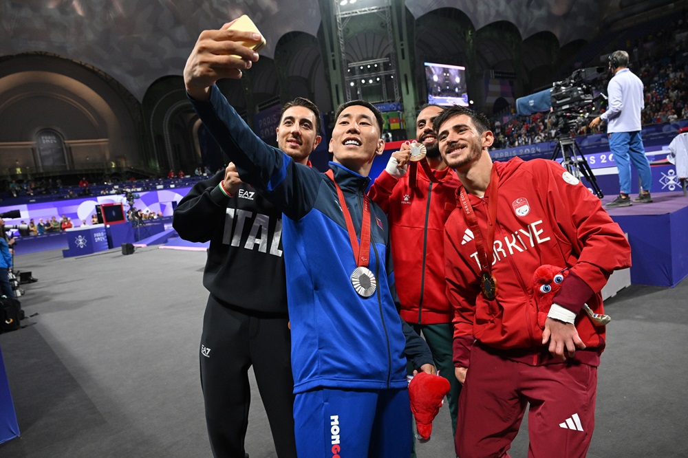 Samsung-Mobile-Paris-2024-Paralympics-Galaxy-Z-Flip6-Olympic-Edition-Victory-Selfie_main6