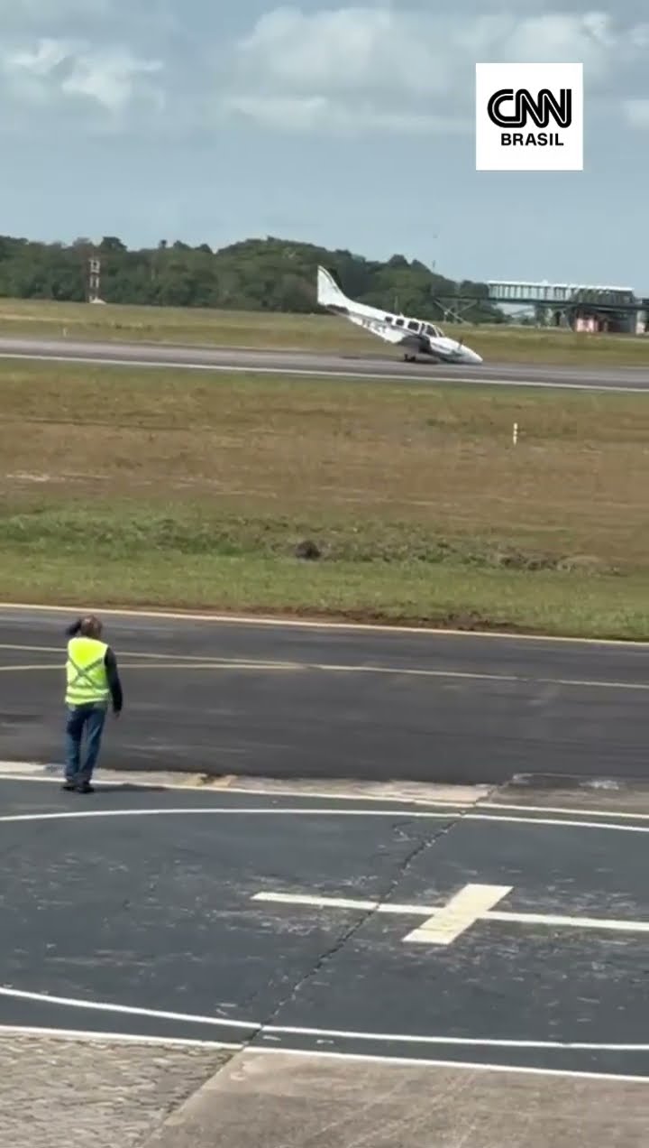 Avião de pequeno porte faz pouso forçado e para com bico encostado na pista