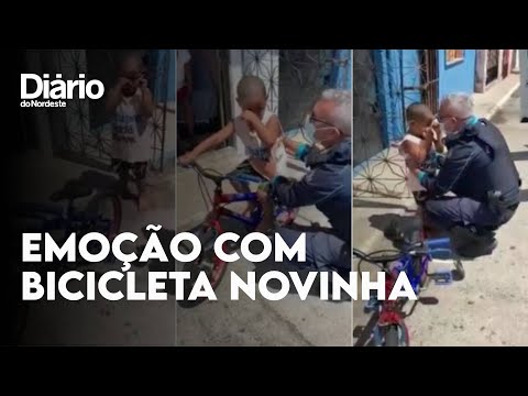 VÍDEO: Menino chora ao ganhar bicicleta de presente de policial militar em Caucaia