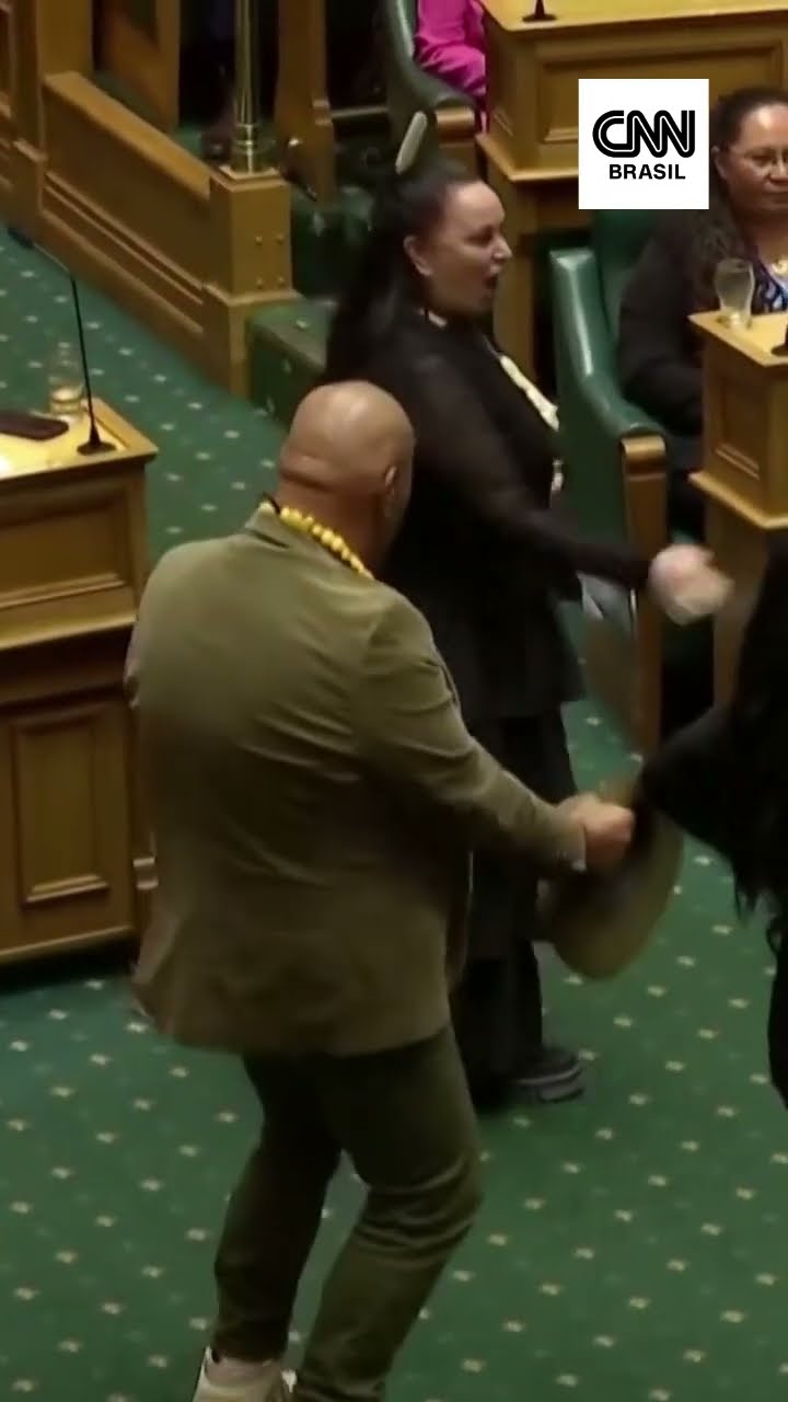 Deputados maori da Nova Zelândia fazem protesto “haka” em parlamento