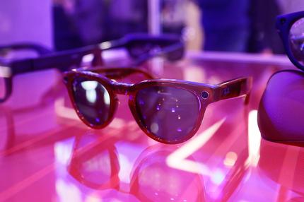 Metas Ray-Ban-Brille: Ray-Ban Meta smart glasses, which are equipped with cameras and speakers, are being exhibited at Qualcomm's pavilion at the Mobile World Congress in Barcelona, Spain, on April 2, 2024. (Photo by Joan Cros/NurPhoto via Getty Images)