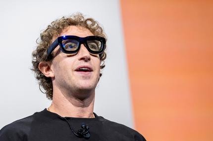 AR-Brillen: 2024-09-25 Mark Zuckerberg, chief executive officer of Meta Platforms Inc., wears Orion augmented reality (AR) glasses during the Meta Connect event in Menlo Park, California, US, on Wednesday, Sept. 25, 2024. Meta Platforms Inc. debuted its first pair of augmented reality glasses, devices that show a combined view of the digital and physical worlds, a key step in Chief Executive Officer Mark Zuckerberg's goal of one day offering a hands-free alternative to the smartphone. Photographer: David Paul Morris/Bloomberg via Getty Images