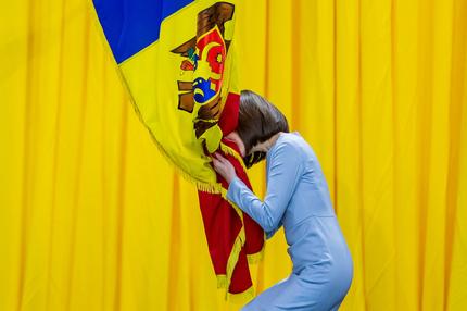 Moldau und Russland: TOPSHOT - Moldova's President-elect Maia Sandu kisses the national flag during her inauguration ceremony in Chisinau on December 24, 2020. (Photo by Bogdan TUDOR / AFP) (Photo by BOGDAN TUDOR/AFP via Getty Images)