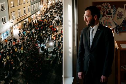 Corona-Demos in Vilshofen: links
Europa, Deutschland, Bayern, Passau, Vilshofen, 10.01.2022:  Blick vom dritten Stock des Rathauses in Vilshofen auf den Stadtplatz. Dort haben sich die ersten Teilnehmer fuer den "Corona-Spaziergang" versammelt. 
rechts
Europa, Deutschland, Bayern, Passau, Vilshofen, 11.01.2022:  Florian Gams, Erster Buergermeister der Stadt Vilshofen an der Donau, in seinem Amtszimmer.