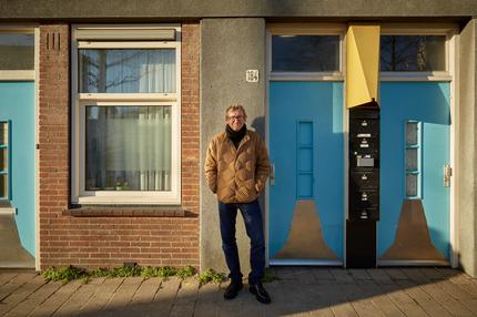 Migration: Maurice Crul, Distinguished Professor of Sociology at the Vrije Universiteit Amsterdam, stands in front of an apartment block on the Bos en Lommerweg, Amsterdam, NL, 15/12/2022.

Photographed for Die Zeit