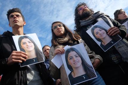 Prozess auf Lesbos: BERLIN, GERMANY - OCTOBER 20:  Students from Bard College hold up a photograph of their classmate Sara Mardini, a Syrian refugee who is being held in Greece on charges of people smuggling and spying, during a demonstration to demand her release on October 20, 2018 in Berlin, Germany. Mardini and two other charity workers are being held on charges of working with a criminal organization for profit in smuggling refugees and migrants into Greece. Mardini and her sister Yusra crossed from Turkey to Greece in 2016 in an overloaded dinghy that they and others pushed while swimming for over three hours. Yusra went on to compete in the 2016 summer Olympics.