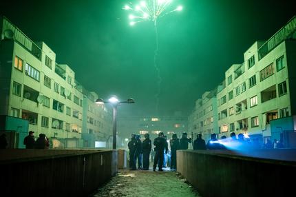 Silvester in Berlin: sonnenallee 323-351, police officers looking for those who fire fireworks at them