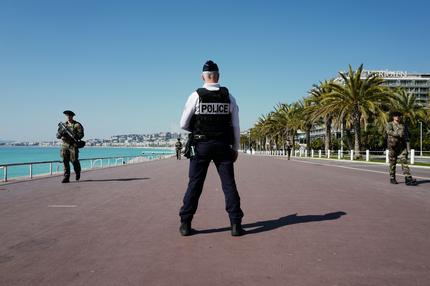 Coronavirus: Polizei und Militär kontrollieren die Ausgangssperre in der französischen Stadt Nizza.