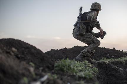 Internationale Legion der Ukraine: Ukrainian serviceman keeps watching the enemy's position on the trenches battlefield near Cherkaske City, on eastern Ukraine, May 3, 2022.