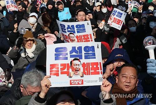 Massive rallies for, against Yoon's impeachment cause tension, traffic chaos