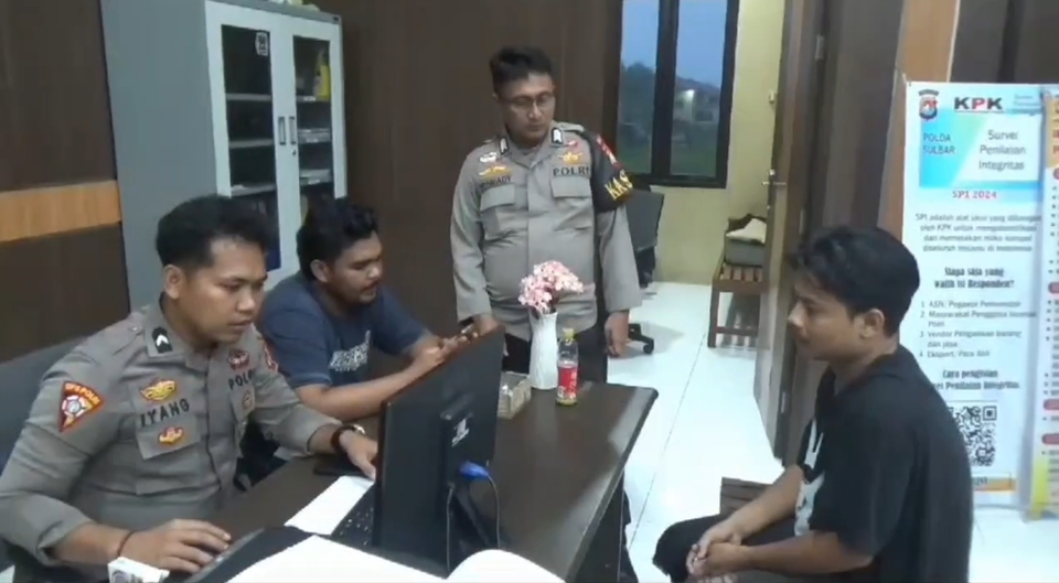 Rian (26) diperiksa polisi di Mapolres Mamuju Tengah setelah diserang oleh pacarnya dengan parang.