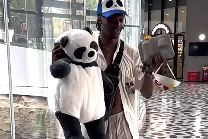 US fencer meets old panda pal while relishing games