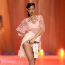 Rihanna - Victorias Secret Fashion Show 2012 - 419 x 612