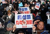 Massive rallies for, against Yoon's impeachment cause tension, traffic chaos