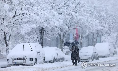 Heavy snow blankets S. Korea's wider Seoul, eastern region; alert issued