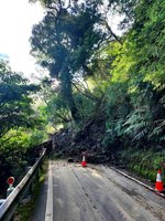 台14甲南投翠峰路段坍方搶通1夜 清晨又落石阻斷