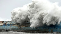 颱風康芮暴風圈籠罩台東 蘭嶼氣象站風速儀不敵強風損壞