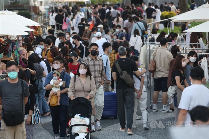 圖為27日北市中山區逛街人潮。中央社記者吳家昇攝　111年11月27日